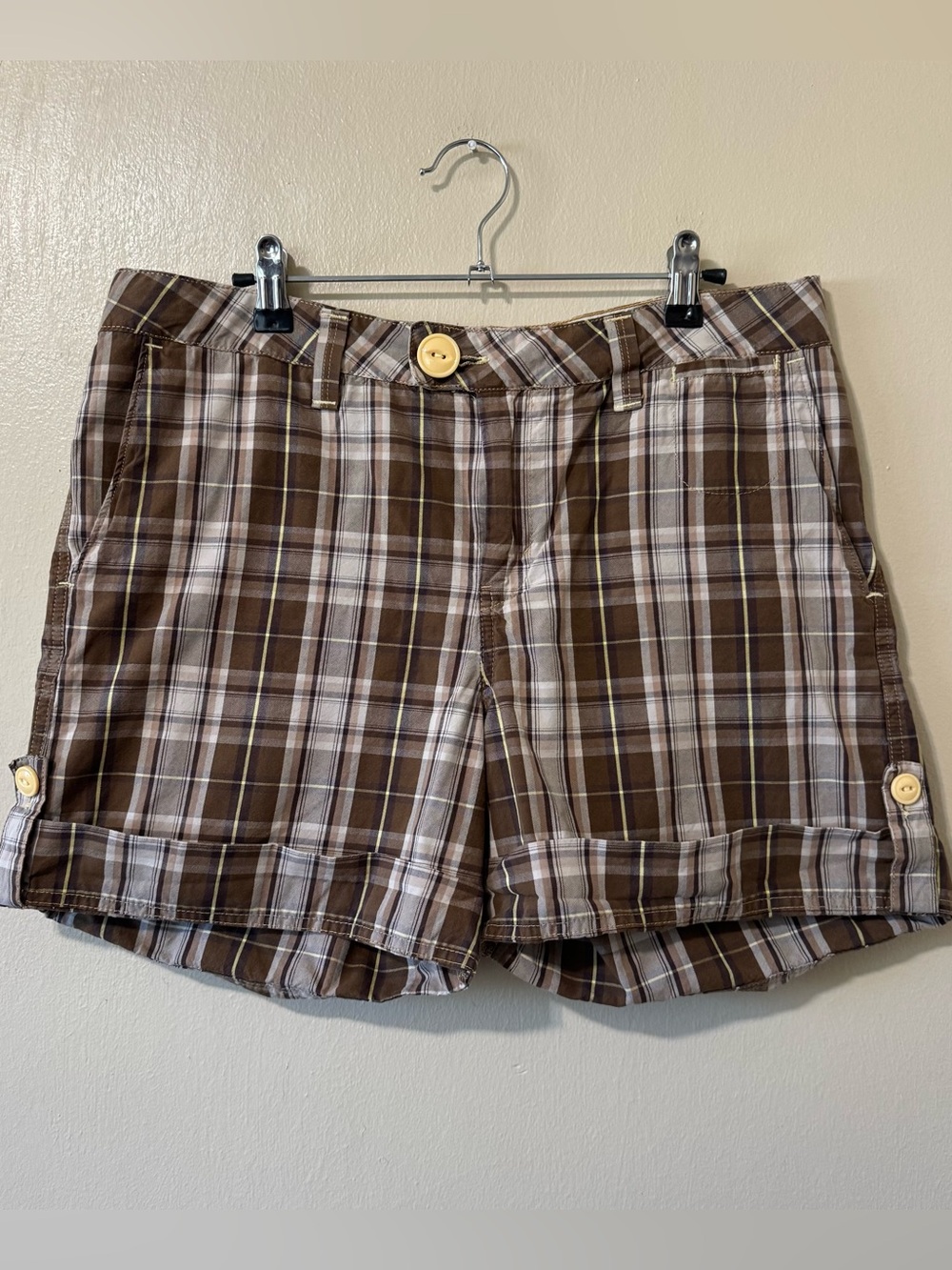 2007 Levi’s Tab Twills brown and yellow plaid midrise cuffed shorts